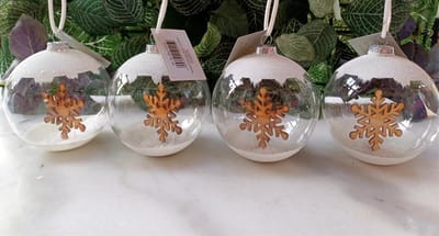 Set van 4 glazen kerstballen met sneeuw en houten sneeuwvlok binnenin Ø8cm en ophanglus + 5cm