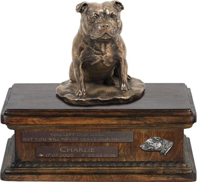 Persoonlijke urn voor Staffordshire Bull Terrier met beeldje en houtafwerking