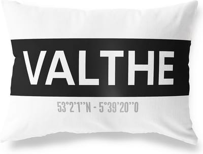 Tuinkussen VALTHE - DRENTHE met coördinaten - Buitenkussen - Bootkussen - Weerbestendig - Jouw Plaats - Studio216 - Modern - Zwart-Wit - 50x30cm