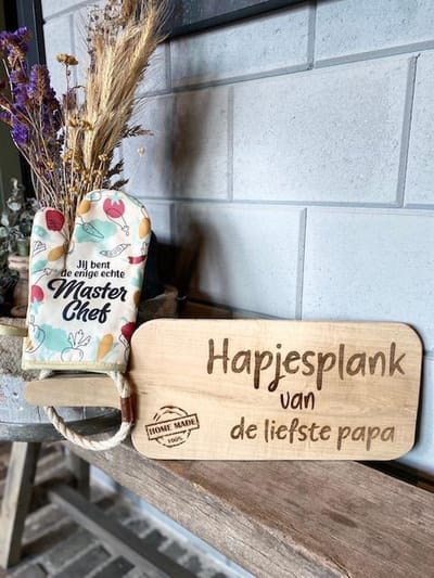Ovenhandschoen met de tekst `Want jij bent gewoon echt de allerleukste papa.`+ Serveerplank `Hapjesplank van de liefste papa`. / vaderdag / vaderdag cadeau / papa