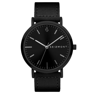 Moment | Minimalistisch zwart horloge met analoog kwartsuurwerk, zwarte wijzerplaat en zwarte nylon band