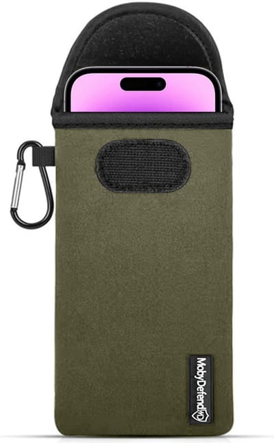 MobyDefend Hoesje - Geschikt voor iPhone 14 Plus / iPhone 14 Pro Max - Neopreen Pouch Met Karabijnhaak - Insteek - Riemlus - Groen