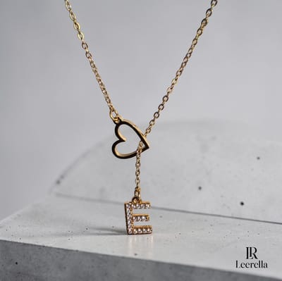 Leerella Goudkleurige | E | Initial Ketting met Hart en Letter Hanger – Gepersonaliseerde RVS Ketting met Zirconia Steentjes – 60 cm Collier