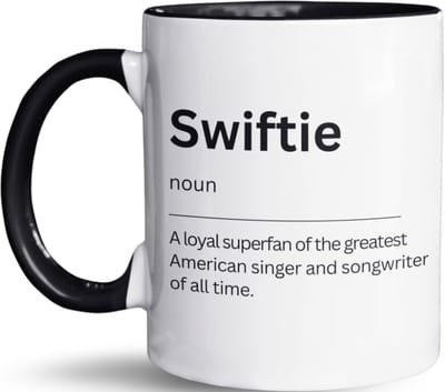 NietMokken.nl - Swiftie mok – Woordenboek mok voor superfan – Originele keramische koffiebeker – Perfect cadeau voor muziekliefhebbers – Vaatwasser- en magnetronbestendig – 325 ml - Voor Taylor Swift fan - Aan beide zijden bedrukt - Zwart