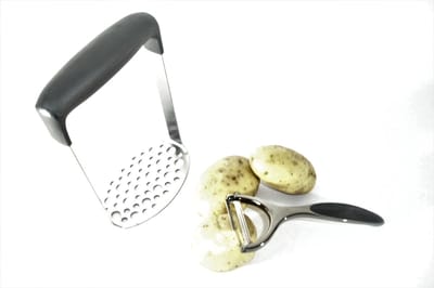 KINGHOFF Professionele Aardappelstamper en Dunschiller Set - Roestvrijstalen Pureestamper met Anti-Slip Greep - Grafietkleurige Dunschiller