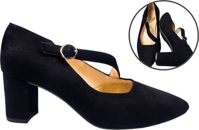 Stravers - Maat 43 Eigentijdse pump met diagonaal bandje - zwart suede - Grote Maten Pumps