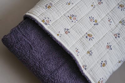 Baby-multideken-paars met bloemetje-afm:140x155-handgemaakt(Sweet baby Bedstraw)