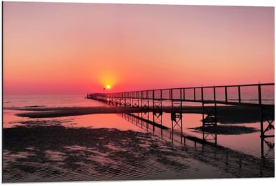 Dibond - Brug over Strand met Zonsondergang  - 90x60cm Foto op Aluminium (Met Ophangsysteem)