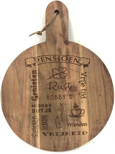 Ronde snijplank/borrelplank met tekst gravure PENSIOEN. Een origineel cadeau voor iemand die met pensioen gaat. Het formaat is 40x30cm incl. handvat en 30cm doorsnede excl. handvat.