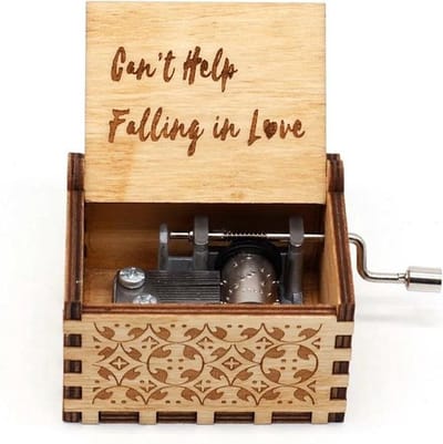 New Age Devi - "I Can't Help Falling in Love - Muziekdoosje - Ideaal Cadeau voor Muziekliefhebbers"
