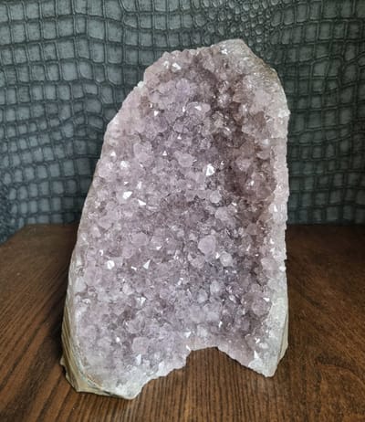 ThaleiaDesign - Amethist op standvlak - Edelstenen en Mineralen - Kristallen - Spiritualiteit - Woondecoratie