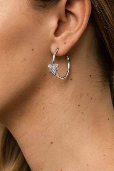 Lundholm Oorstekers Dames Oorbellen Luxe Jewellery – Premium Stainless Steel – grote oorbellen dames Zilverkleurige Hoops met Hartje & Strass (3,1 × 1,1 × 1,4 cm) - My Arina Serie – Inclusief Luxe Geschenkverpakking