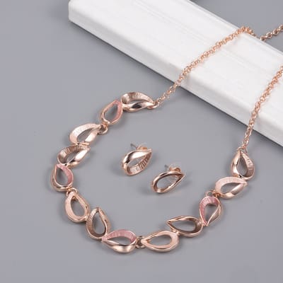 Set - Ketting met oorbellen - Goudkleurig - Gebogen vorm - Ketting kleur - Multi - L 42 cm + 7 cm verlengkettinkje - Oor stekkers. Past bij elke outfit.