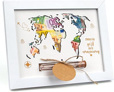 Gepersonaliseerde houten wereldkaart als uniek huwelijkscadeau voor bruidspaar, decoratief fotolijstje en save the date kaarten voor een onvergetelijke bruiloft