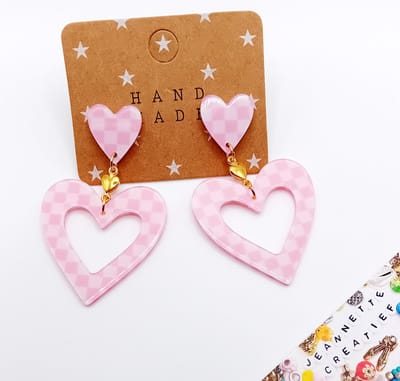 Jeannette-Creatief® - Resin - Oorbellen - Back to the Fifties! Pink Hearts - Vintage Look - Retro - Sieraden Retro Look - Resin Hartjes - Resin roze - Valentijn - Lente - Moederdag