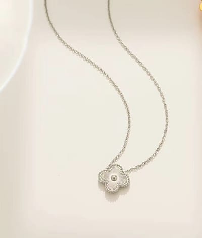 EHH BEAUTY -Zilverkleurige klaver ketting -Clover chain - Cadeau vrouw / dochter - Zilverkleurig sieraad