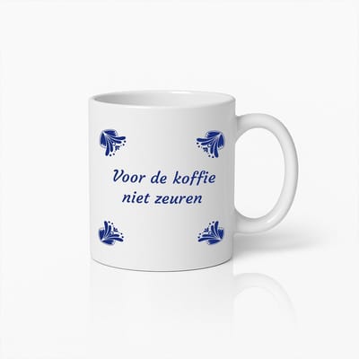 Nederlandse Koffiemok 330ml – “Voor de Koffie Niet Zeuren” – Grappige Mok in Delfts Blauwe Stijl – Leuk Cadeau voor Koffieliefhebbers