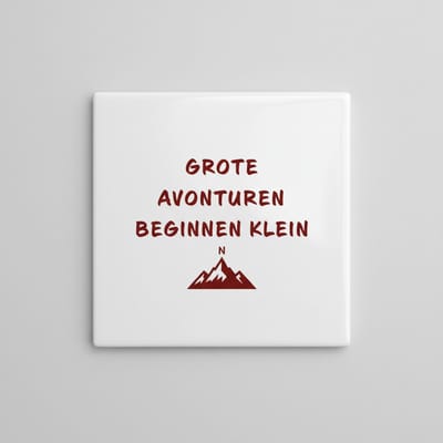 “Grote avonturen beginnen klein” Avonturen Tegel 15×15 cm – Motiverende Keramische Wanddecoratie & Cadeau