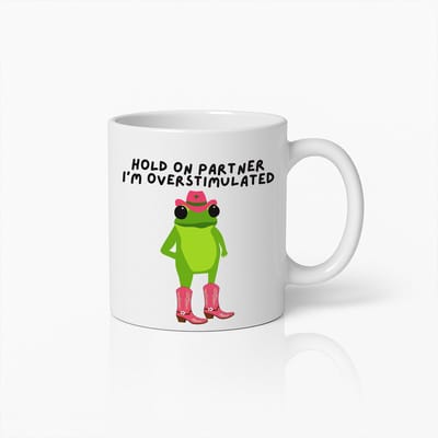Grappige Kikkermok 330ml – “Hold On Partner, I’m Overstimulated” – Vrolijk Cowboy-Kikker Design – Leuk Cadeau voor Neurodivergente Vrienden & Meme Fans