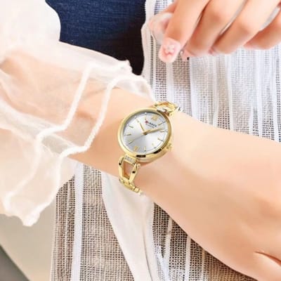 Luxe CURREN Dameshorloge Goudkleur met witte wijzerplaat - Elegante Roestvrijstalen Horloge met Kristallen - Waterdicht & 5 Kleuren