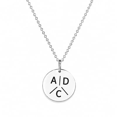 Engravia by Derya – Gepersonaliseerde initialen ketting – RVS zilverkleurig – Cadeau voor vriendin / moeder - Elegant & modern design- Dames sieraad- Perfect cadeau voor haar – 15 mm hanger