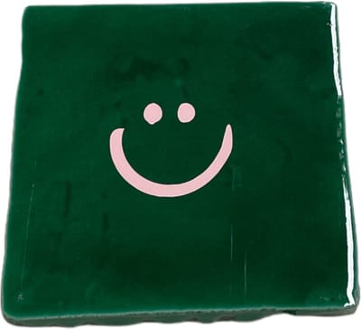 Hippe tegeltje met tekst: Smile Smiley | Dennengroen met pastel roze | Gepersonaliseerde cadeau | Hippe Spreuktegel | Nieuwe woning cadeau | Housewarming cadeau