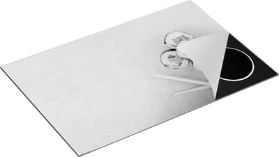 Chefcare Inductie Beschermer Sushi met Stokjes op een Grijze Achtergrond - Zwart Wit - 80x50 cm - Afdekplaat Inductie - Kookplaat Beschermer - Inductie Mat