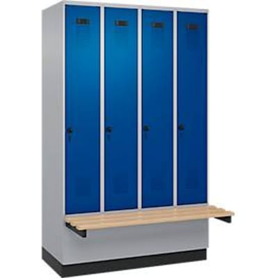 C+P Evolo Plus garderobekast, 4 vakken, elk 300 mm breed, sokkel, zwevende bank, B 1200 x D 815 x H 1950 mm, draaischroef, blank aluminium/ gentiaanblauw