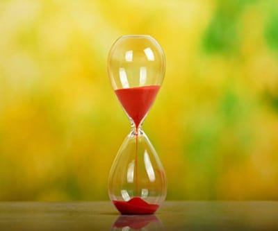Stijlvolle Kleurige Zandloper van Helder Glas voor Thuis en Kantoor - 60 Minuten Timer, Perfect als Cadeau voor Kerst en Verjaardag
