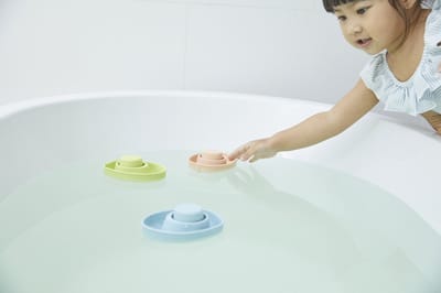 PlanToys Houten Speelgoed Rubber Cabrio Boot-Pastel Oranje.