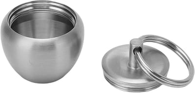 Set van 2 Draagbare Pillenhouders – Mini Sleutelhanger Medicijnendoos – Roestvrij Staal – Ronde Vorm – Afgesloten Reservoir – Enkelvoudig Compartiment – Draagbaar voor Reizen, Kamperen, Buitenactiviteiten, Wandelen, Klimmen