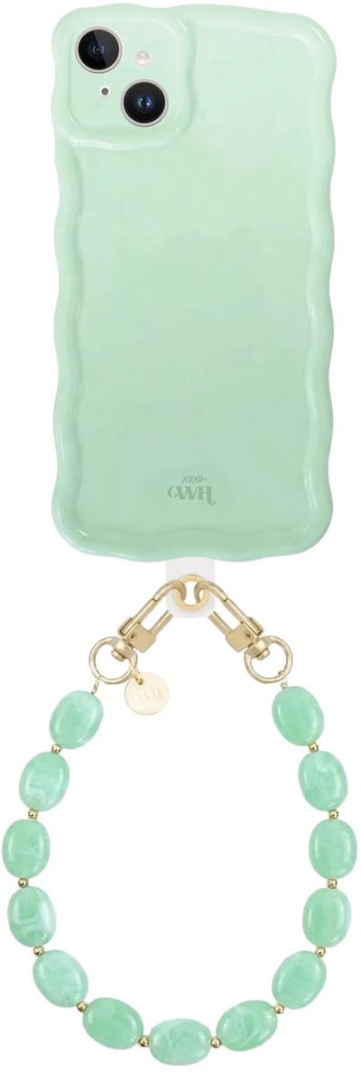 xoxo Wildhearts Glossy Wavy Case Sage Sorbet - Ocean Mint (kort koord) - geschikt voor iPhone 15 - hoesje met telefoonkoord - afneembaar koord - Kralenketting - kort telefoonkoord - hoesje met golven - Groen