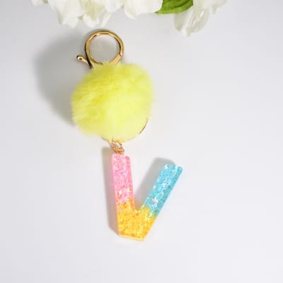 Sleutelhangers of voor je tas van A tot Z - met een pompon of kwastje - met letter - mooi design - handgemaakt - sleutelhangers - design - mode - goud - zwart - blauw - roze- rood