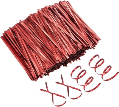 800 Stuks Metalen Twist Ties - 4 Inch Metallic Tie voor Kerstdecoratie, Tuinplanten en Cadeaupakketten, Herbruikbare Knoopstrikken in Rood