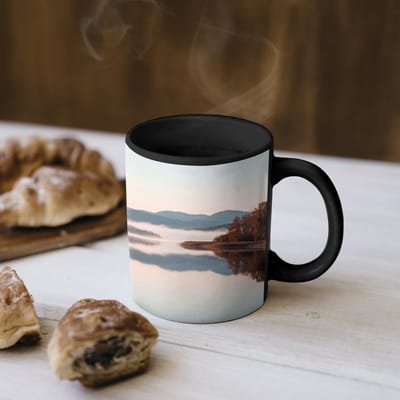 Magische Mok - Foto op Warmte Mokken - Koffiemok - Water - Bomen - Mistlaag - Magic Mok - Beker - 350 ML - Theemok