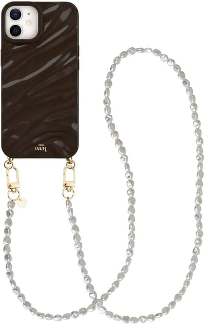 xoxo Wildhearts Glaze Cord Case Bruin - Geschikt voor iPhone 12 - Pearlfection - Lang koord - Glimmend siliconen telefoonhoesje met plooien - Dream hoesje met koord - Parelketting - Telefoonkoord
