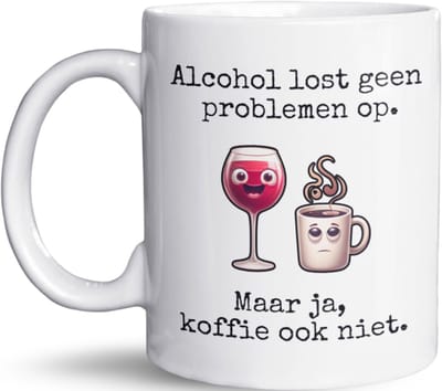 NietMokken.nl - Grappige mok met Gratis Viltje - Alcohol lost geen problemen op, maar ja, koffie ook niet - Leuk cadeau voor vriend, collega of familie - Keramische beker - Dubbelzijdig bedrukte tas - Vaatwasser- en magnetronbestendig