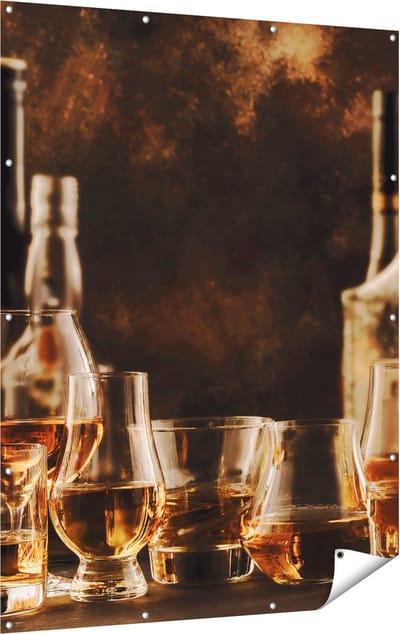 Gards Tuinposter Glazen met Sterke Drank - Flessen - 120x160 cm - Tuindoek - Tuindecoratie - Wanddecoratie buiten - Tuinschilderij