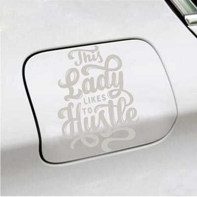 Bumpersticker - This Lady Likes To Hustle - 13,8 X 10,3 - Zilver