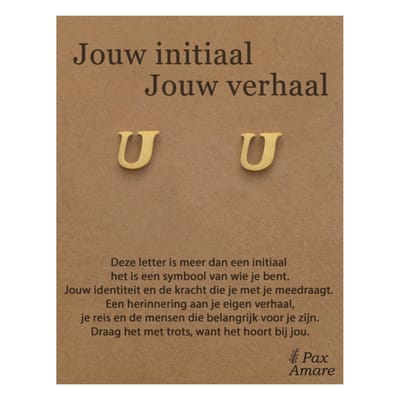 Letter U Oorbellen op Cadeau Kaartje - Jouw initiaal, jouw verhaal - Goudkleurig Stainless Steel - 7mm Initiaal Oorknopjes- Pax Amare