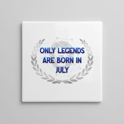 Only Legends Are Born in July – 15x15 cm Decoratieve Keramische Tegel | Verjaardagscadeau, Woondecoratie, Sterrenbeeld Thema