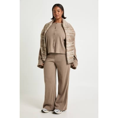 boohoo Dames Plus Geborstelde Ribbroek met Wijde Pijpen | Paddestoel | Maat: 44