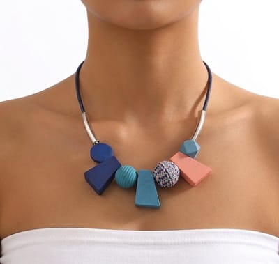 Blauwe statement ketting voor dames met geometrische kralen in multicolor