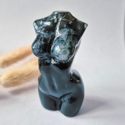 Mosagaat vrouwenbeeldje 8 cm (#11) – handgeslepen edelsteen carving