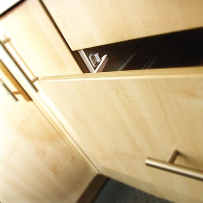 Maclean Veiligheidsklemmen Keukenkastjes - Wit - Set van 2 - Kinderbeveiliging voor Kasten - Kastslot - Kast Beveiliging Baby - Eenvoudig te Monteren