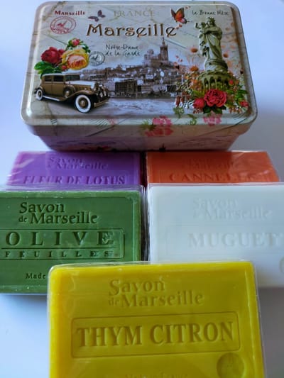 Metalen zeepblik met opdruk Marseille met 5 zepen van 100 gram in de geuren lotusbloem, kaneel, olijven, lelietjes van dalen en thijm cirtroen – Vintage voorraadblik – Franse handzeep – Marseille zeep Marseillezeep