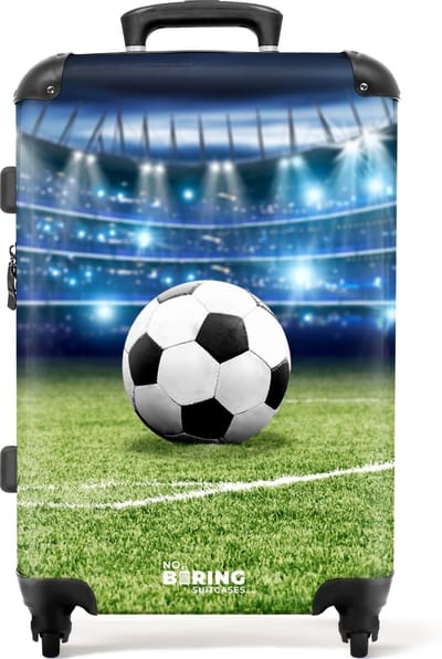 NoBoringSuitcases.com® - Kinderkoffer jongen - Voetbal op het veld - Kindertrolley jongens - Koffer kinderen groot - Rolkoffer lichtgewicht - Reiskoffer met 4 wielen - Grote trolley XL - 20 kg bagage