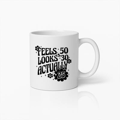 Feels 50 Looks 30 Actually 25 Mok 330ml – Grappige Leeftijd Quote Beker – Perfect Verjaardagscadeau voor Vrouwen of Mannen met Humor