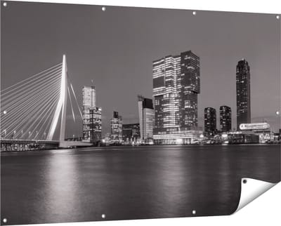 Gards Tuinposter Rotterdamse Skyline - Zwart Wit - 150x100 cm - Tuindoek - Tuindecoratie - Wanddecoratie buiten - Tuinschilderij