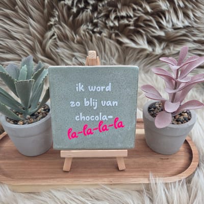 Robuust wenstegeltje “Ik word zo blij van chocolade la-la-la-la” – Keramiek 10x10 cm – Grappig Tegeltje Cadeau – Decoratieve tegel met tekst – Woondecoratie quotes